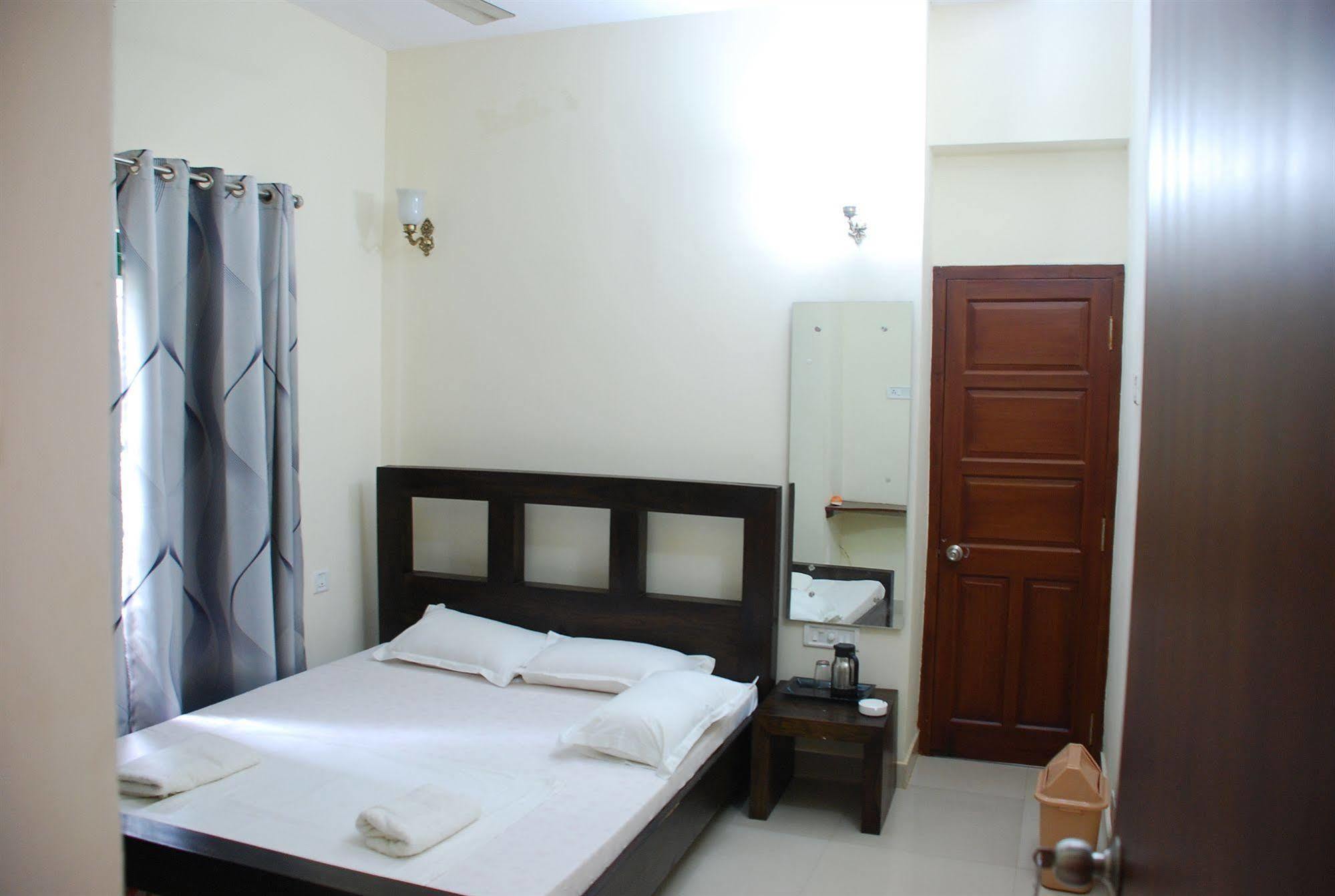 Oyo Home 63551 Pleasant Stay Near Fort Kochi Beach Exterior photo